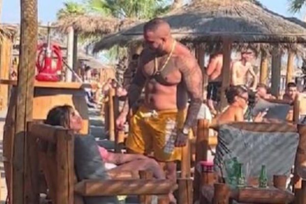 "VUK MOB MALTRETIRA DEVOJKU U CRNOJ GORI" Procurio snimak repera sa plaže, evo kako se ponaša prema partnerki PRED SVIMA!